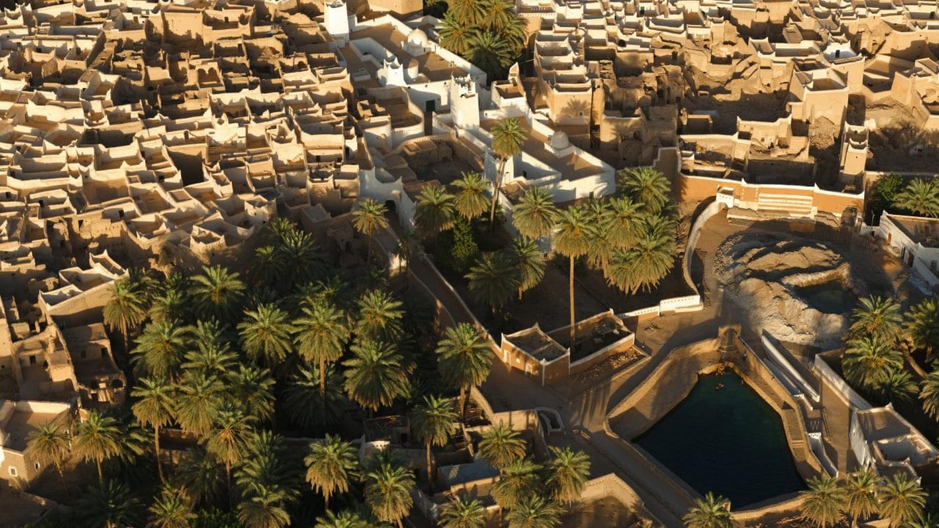 A Cidade Velha de Ghadames, na Líbia, é um exemplo de configuração primitiva de malha urbana, com construções agrupadas que favorecem o adensamento. Fonte: Islamic Architectural Heritage