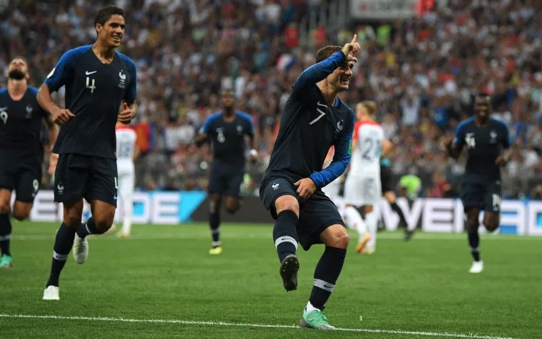 Fotografia de Antoine Griezmann fazendo um "L" com a mão direita em comemoração ao gol.