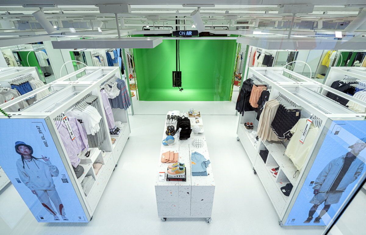Fotografia da loja da Nike, em Seul, com espaço para criação de conteúdo contando com câmera suspensa e chroma-key.