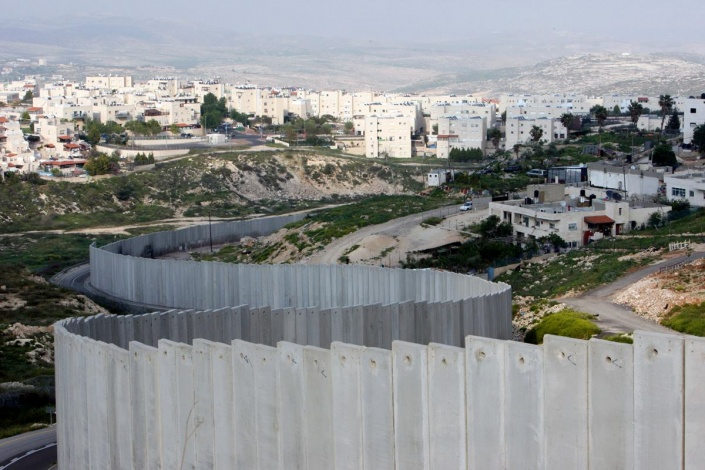 Fotografia do extenso muro que separa a Palestina.