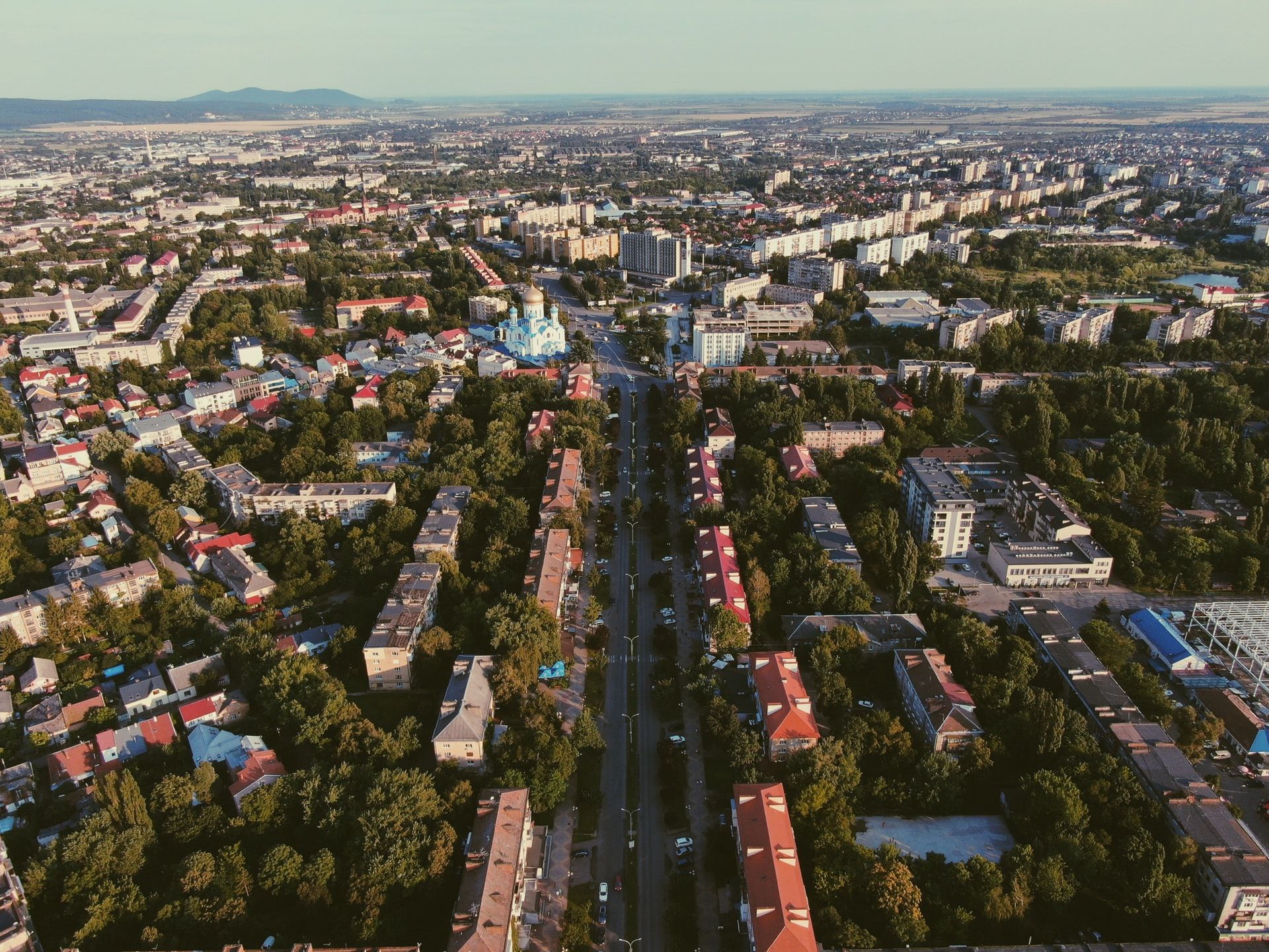 Vista aérea da cidade de Ujhorod, com quarteirões arborizados e predominância de edifícios com até 10 andares.