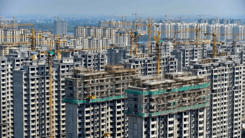 Edifícios com obras paralisadas devido a crise no setor imobiliário chinês.