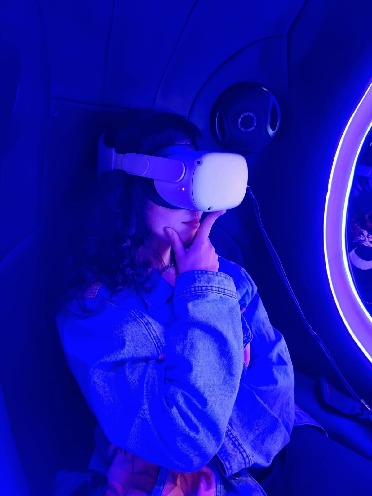 Visitante experimenta a realidade virtual em 9D por meio do simulador na Gexperience.