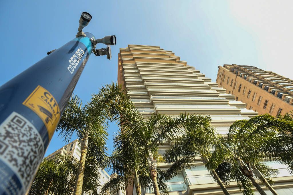 Condomínio de edifícios com sistema de totem com câmeras para segurança da rua.