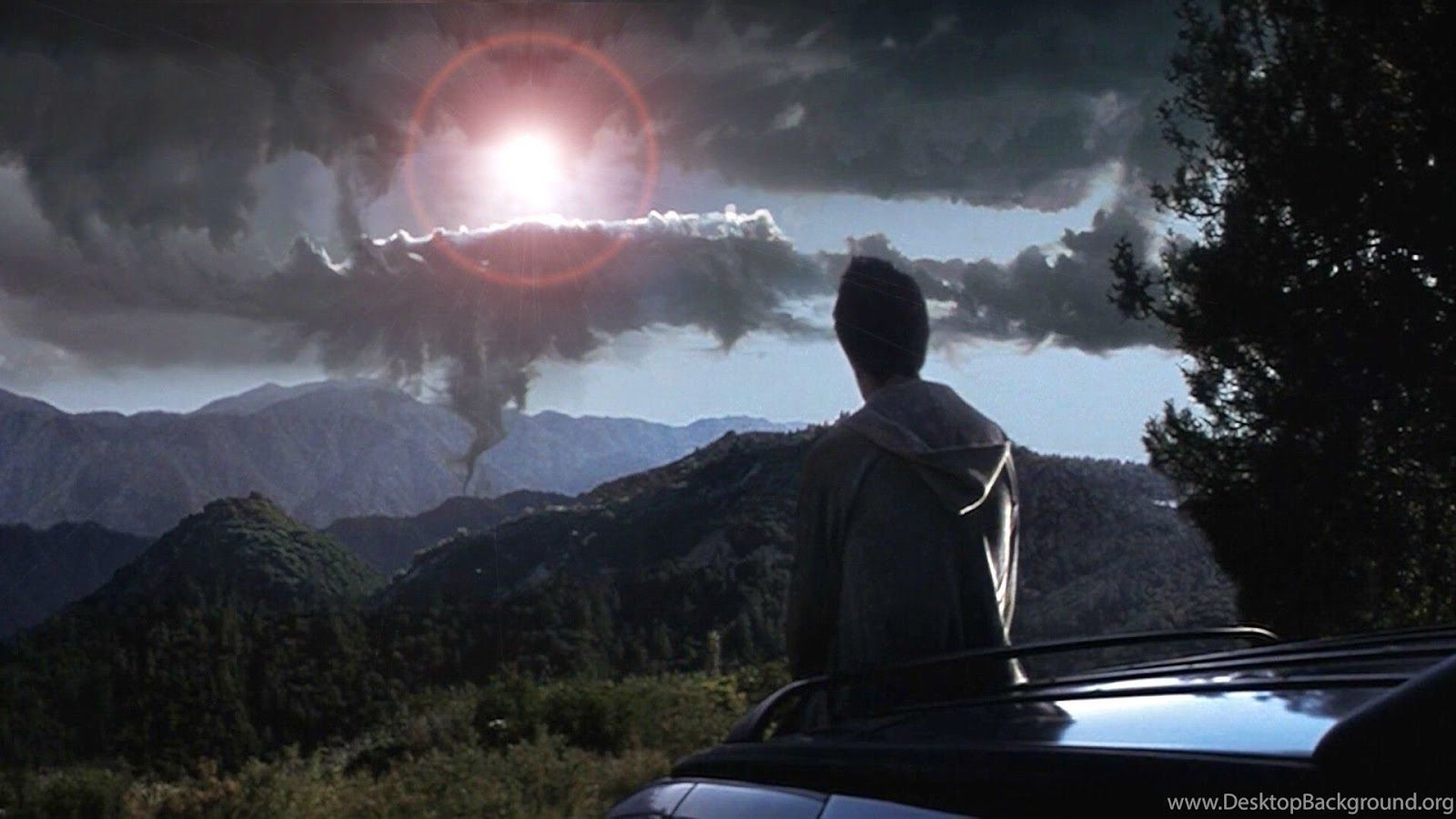 Cena do filme Donnie Darko que mostra o personagem principal contemplando um cenário estranho no céu, em um contexto repleto de incertezas.